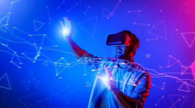 Akıllı adam veriye bakıyor ya da gözlük ya da VR kulaklık kullanarak büyük veri ya da sanal gerçekliğe bağlanıyor. Metastaz dünyasını keşfeden ve simüle edilmiş programa dokunan beyaz bir insan. Teknoloji. Sapma.