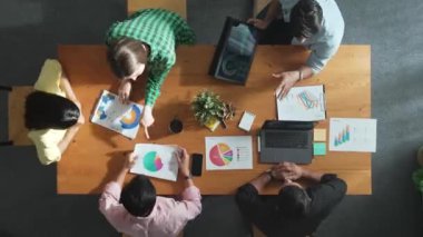 Zeki iş kadınlarının zaman aşımı açıklamaları ve finansal tabloları. Çeşitli gruplar yatırım grafiğiyle toplantı masasında borsa istatistikleri hakkında tartışıp dinlediler. Cemaat.