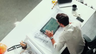 Kafkasyalı yetenekli, gevşemiş inşaat mühendisi mola zamanında elinde planla masada uzanıyor. Profesyonel mimar, dizüstü bilgisayar ve ekipman üzerinde çalıştıktan sonra uyuyor ve dinleniyor. Hizalama.