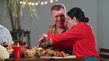 Yaşlı çift tatilini bahçede kutluyor. Emeklilik yaşlıları yemek yiyor. Rahatlamak, lezzetli yemekler yemek ve aile bağımızı güçlendirmek için dışarıda kamp yapmak. Uyumsuzluk.