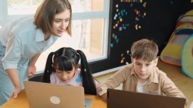 Akıllı öğretmen öğrencinin cevaplarını kontrol ederken bilgisayar kullanarak ev ödevi, analiz verileri, programlama mühendislik kodu ve hızlı bir şekilde BTMM teknoloji sınıfında bilgisayar sistemini öğreniyor. Etkinlik.