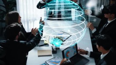 Proje yöneticisi VR cam kullanarak küresel bağlantıyı büyük veri ve dijital ekran akışına bağlarken takım programlama sistemi dizüstü bilgisayardan veri gönderiyor. Müdürlük.
