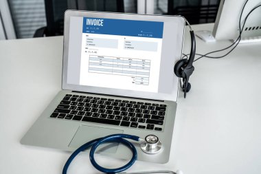 Muhasebe uygulamasından gelen fatura bilgisayar ekranında. Şirket işlerinin finans ve bütçesi için bilgisayar programı. Rahatça..