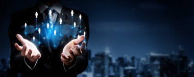 İş adamı ağ kurar, değerli bağlantılar kurar. Profesyonel ağı ve fırsatları genişletmek için etkili insanlar ağ stratejileri geliştiriyor.