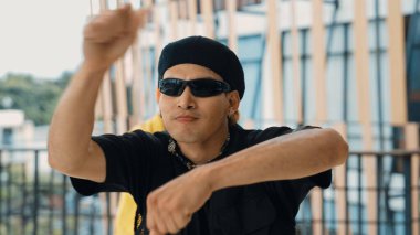 Modern alışveriş merkezinin koridorunda partner dans ederken hippi break dans yapıyor. Hip-hop müzik dansçısı ayak seslerini geliştirip müziğe yöneliyor. Açık hava sporu 2024. Aktif, enerjik dans. hiphop.