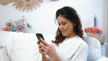 Genç bir kadın internet üzerinden alışveriş yapmak için internet üzerinden internet üzerinden internet üzerinden alışveriş yapıyor. Modern ve konforlu çevrimiçi alımlar güvenli ve uygun alışverişleri sağlar.