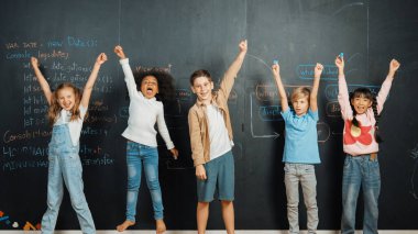 Çeşitli öğrenciler karatahtanın başında mühendislik komut veya kodlama ile yazılırken ellerini kaldırdılar, programlama sistemi kodu. Yorum yapıyor, sorular soruyor, gönüllü oluyor, oy veriyor. Etkinlik.