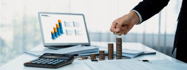 İş zekası analisti dizüstü bilgisayardaki BI yazılımını kullanarak finansal veri göstergesini ve büyüme destesini analiz ederek iş teknolojisini sembolize ediyor. Panorama 'da yatırım kararı. Kurnaz.