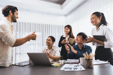 Veri analistleri ofis çalışanlarından oluşan bir ekip, mali, trend ve pazarlama verilerini analiz etmek için iş istihbaratı BI gösterge paneli üzerinde işbirliği yapmaktadır. BI yazılım kullanım sürücüsü iş başarısı. Tedbirli