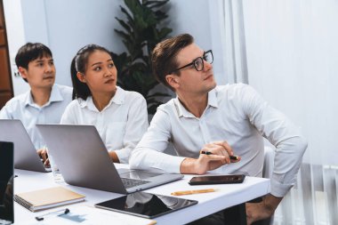 Analist ekibi toplantı odasındaki mali verileri analiz etmek için BI Fintech 'i kullanıyor. İş adamları, ticari öngörü ve stratejik pazarlama planlama için iş dünyası panelinin gücünü kağıt üzerinde analiz ediyor.