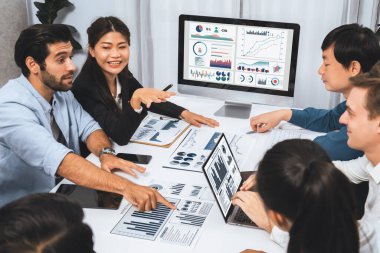 Analist ekibi toplantı odasındaki mali verileri analiz etmek için BI Fintech 'i kullanıyor. İş adamları iş görüşü ve stratejik pazarlama planlaması için BI 'ın torpido gözünü inceliyor. Tedbirli