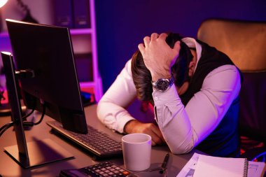 Akıllı iş adamının bitmemiş ürün satış kanalı raporuyla başı dertte. Gece geç saatlerde mor neon ışıklı odada çalışarak uzun süre analiz edilen pazar verileri kavramı. Tahmin et..