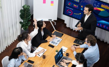 Toplantı masasındaki finansal veri raporlarını analiz eden çeşitli iş analist gruplarının geniş görüşü. İş zekası analizine göre çizelge ve grafik paneli. Çok titiz.