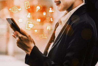 E- öğrenim ve Öğrenci ve Üniversite Konsepti Online Eğitim. Dijital eğitim kursunun teknolojisini gösteren grafik arayüzü insanların her yerden uzaktan öğrenmelerini sağlıyor. uds