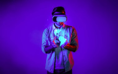 Küresel ağ bağlantısını kurmak için VR gözlüğü kullanan zeki bir adam. Görsel gerçeklik kulaklığı takarak küresel bulut hesaplama sunucusu ya da yazılımı olan mutlu bir adam. Sapma.