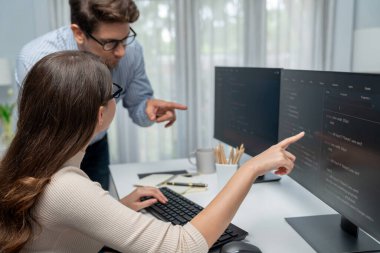 Takım becerisi geliştiricileri programı en yeni kodlama yaratıcı web sitesi planlama yazılım projesini iki bilgisayar ekranında düşünerek, ofiste tam yığın veri analizi ile karşılaştırıldığında. Varsayım.
