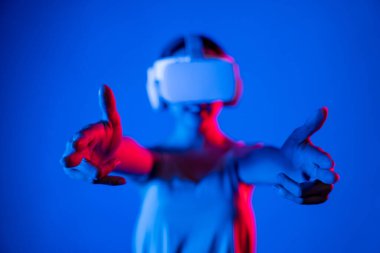 VR kulaklık takan zeki bir kadın metaevrene bağlanıyor, gelecekteki siber uzay topluluğu teknolojisi. Sanal silaha hükmeden zarif bir kadın ciddi ciddi oyun oynuyor. Halüsinasyon.
