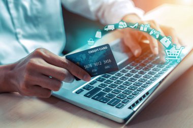 Zarif müşteri beyaz gömlek giyer, kredi kartı taşır dizüstü bilgisayarı kontrol eder ve online platform seçer. Nakitsiz teknoloji alışveriş envanteri kullanarak e-ticaret uygulaması açarken akıllı tüketici. Siber Nakit.