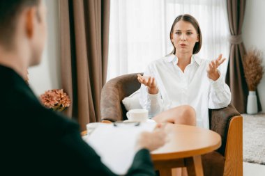 Psikolojik konsültasyon zihinsel problemde iyileşme kaydediyor. Psikiyatrist akıl hastalığı teşhisi koyarken mutlu genç bayan hasta terapi seansı yapıyor. Açılıyor