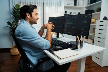 Akıllı IT geliştiricisi yazılım geliştirme kodlaması ile modern ofisteki iki bilgisayar kodlu bilgisayar sistemi üzerinde uygulama programı güncelleme çevrimiçi web sitesi yaratıyor. Tahmin et..