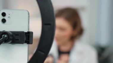 Kadın Etkilenen Vlog video görüntülerini canlı yayınlıyor Makyaj primi sosyal medya veya blog. Kozmetik stüdyosu ışıklandırmalı mutlu genç kız çevrimiçi pazarlama oturumu yayını için..