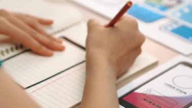 Mobil uygulama için kullanıcı arayüzü prototipi ya da masadaki program modeliyle birlikte web sitesi planlaması yapan bir şirket çalışanı. UX UI tasarımcısı kullanıcı dostu arayüz planını dikkate alır. Sinerjik