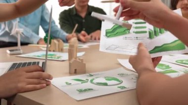 Karbon kullanımını azaltmak için yel değirmeni, ev ve ağaç modellerini kullanarak yeşil enerjiyle karışık masadaki eko ev projesini harika bir şekilde tartıştık. Eline odaklan. Tanımlama.