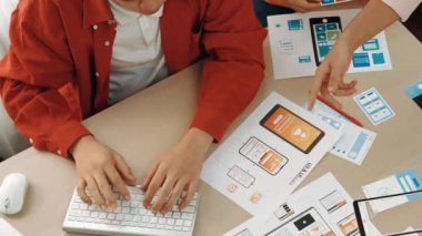 Mobil uygulama ya da web sitesi için kullanıcı arayüzü prototipi planlayan şirket çalışanlarının en iyi görünüm videosu. UX UI tasarımcı beyin fırtınası kullanıcı dostu arayüz planı. Sinerjik