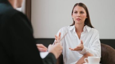 Psikolojik konsültasyon zihinsel problemde iyileşme kaydediyor, genç hasta terapi seansında, psikiyatrist de akıl hastalıkları konusunda tanı koyuyor. Zihinsel tedavi seansı. Düzenle
