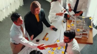 Yetenekli mimar mühendis ekibinin ev modelini incelerken proje yöneticisinin elinde bina inşaatı hakkında sorular var. Çeşitli mühendislerden oluşan bir grup birlikte çalışıyor. Hizalama.