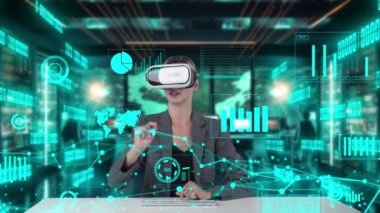 Dünya pazarı grafik analizi için ağ bilgilerini seçen iş kadını gelecekteki küresel yenilik iş arayüzü dijital bilgi ağı teknolojisi sanal hologram sunucusu. Kısıtlanma.