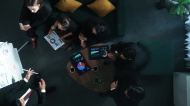 İşletme takımının en düşük görüşü yatırımcının beyaz tahtada dururken sunduğu fikri dinlemektir. Tablet sergilenirken çeşitli gruplar oturuyordu. Finansal grafik veya yatırım istatistikleri. Müdürlük.