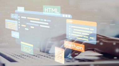 Yeni uygulama mobil telefon geliştirme için HTML, Python, Java ve C EIDE gibi çeşitli programlama dillerinin kodlama dijital örtüleri ile yazılım geliştirici veya programcı çalışması