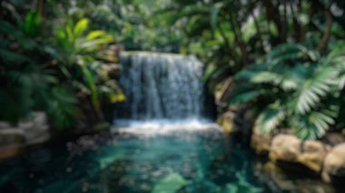 Bereketli bir tropik mağaradaki şelalenin bulanık arkaplanı. Tropik ormanlarla çevrili güzel bir şelale. Doğa fotoğrafçılığı. Çevre. Tenha cennet konsepti. Duvar kağıdı için tasarım. Aktar.