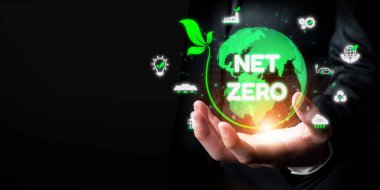 Sürdürülebilirlik simgeleriyle çevrili dijital küre, karbon emisyonlarını azaltma ve çevresel dengeyi sağlama amacını temsil etmektedir