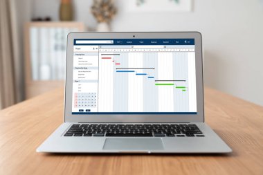 Ekip projesinin zaman çizelgesini gösteren bilgisayar ekranında, modern iş projesi yönetimi için proje planlama yazılımı