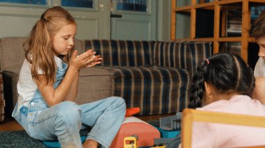 Çeşitli zeki öğrenciler oyun odasında kum havuzu oynarlar. Sanat dersinde okulda otururken plastik oyuncakla oyun oynayan, kazan ve kumdan kale inşa eden çok kültürlü çocuklar. Yaratıcı aktivite. Etkinlik.