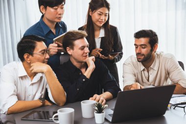 Bir grup farklı ofis çalışanı şirket ofis odasında stratejik iş pazarlama planlamasında birlikte çalışıyor. İş yeri konseptinde pozitif takım çalışması. Tedbirli