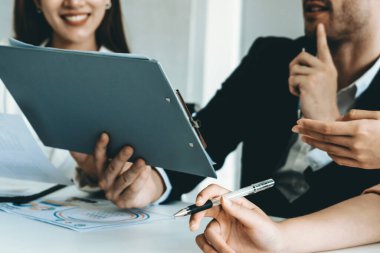 İş adamı, modern işyerindeki iş kadınlarıyla görüşmede. Kurumsal iş adamları konsepti. uds