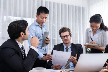 Modern ofis ortamında çalışan çeşitli etnik gruplardan çeşitli iş adamları. Üretken ve çok ırklı ofis çalışanları stratejik ticari pazarlama konusunda tartışmaya giriştiler. Çok titiz.