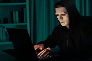 Beyaz suçlu anonim maskesi kodlama şifrelemesi yüklüyor. Programlama ile güvensiz mahremiyet sağlamaya çalışıyor. Bilgisayardan fidye için büyük bir veritabanı almaya çalışıyor. Bireysel.
