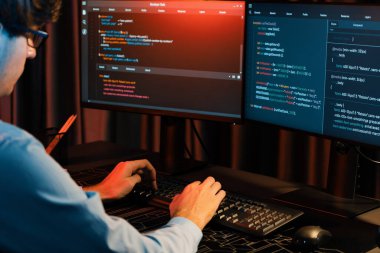 Uygulama pc ekranları ile çevrili çevrimiçi yazılım geliştirme bilgilerini yoğunlaştıran IT geliştiricisi, neon modern ofis evindeki web sitesinde yazılım için program yaratıyor. Toplayıcı.