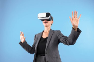 Beyaz iş kadını görsel gerçeklik dünyasını keşfetmek için heyecanlı bir şekilde durup verilere işaret ediyor. VR gözlük ve takım elbise giyen yetenekli bir proje yöneticisi. Teknoloji yeniliği konsepti. Kısıtlanma.