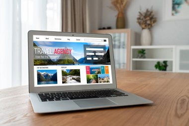 Model arama ve seyahat planlama için internet sitesi uçuş, otel ve tur rezervasyonları için anlaşma ve paket sunuyor