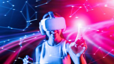 Zeki bir kadın, metaevreni birbirine bağlayan VR kulaklık takan neon ışıklarla çevrili duruyor. Gelecekteki siber uzay topluluğu teknolojisi. Sanal objeye parmağını kullanan zarif bir kadın. Halüsinasyon.