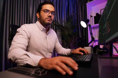 İki pc ekranda veri yazılım geliştirme analizi yapan akıllı bilişim geliştiricisi, neon ışıklı siber ofiste güncellenmiş uygulama programı güncellenmiş online web sayfası sistemi yaratıyor. Tahmin et..