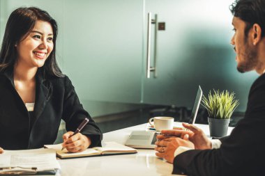 İnsan kaynakları bölümünden bir iş kadını, özgeçmiş belgesini incelerken iş başvurusu için iş adamı adayıyla görüşme yapıyor. Çalışanların işe alım konsepti. uds