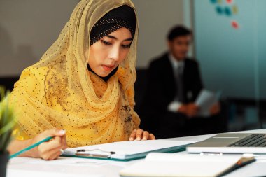 Başarılı Orta Doğulu Müslüman iş kadını ofiste çalışıyor. Uluslararası iş başarısı kavramı. uds