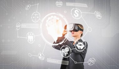 İş kadını, holografik ikona bakarken yapay zeka kullanıyor. Gri arka planda dururken kodlama mühendisliği komut ve programlama sistemine işaret eden yetenekli proje yöneticisi. Kısıtlanma.