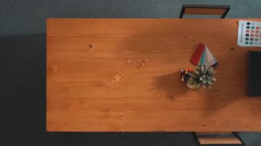 Logo tasarımı hakkında konuşurken ekibin toplantıya katılması zaman aşımına uğradı. Yetenekli iş adamlarının ana tema renkleri projesini tartışarak ve konuşarak birlikte çalışmalarına tepeden tırnağa bakış açısı. Sempozyum.